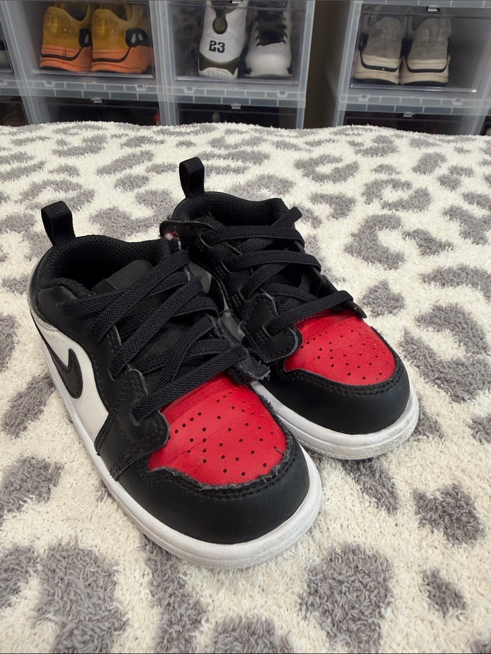 Nike Jordan low Kids Low-Top Sneakers in Black, White & Red easy on